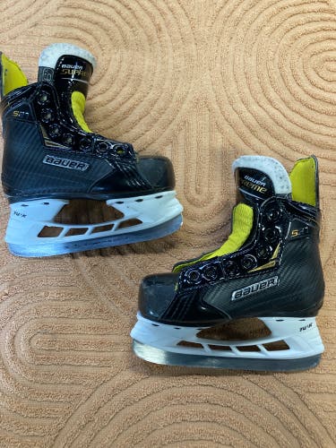 Youth Bauer Supreme S27 Hockey Skates Regular Width 9 (Used)