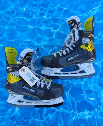 Intermediate Bauer Supreme 3S Hockey Skates Size 5.5 (Used)