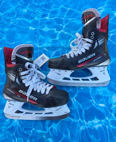 Senior Bauer Vapor X4 Hockey Skates Size 6 (Used)