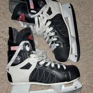2005 CCM Tacks 452 Hockey Skates Regular Width Size 6 (New)