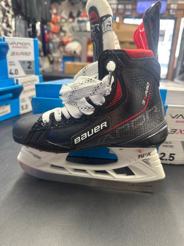 2021 Bauer Vapor 3X Pro Hockey Skates Regular Width Size 2.5 (New)