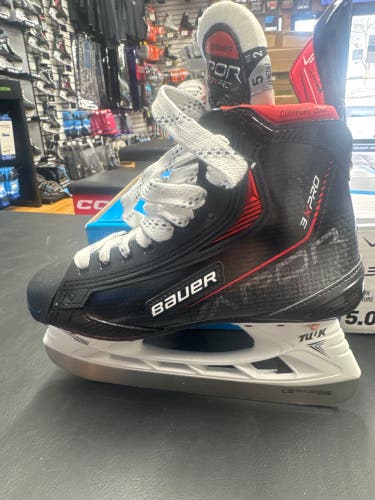 2021 Bauer Vapor 3X Pro Hockey Skates Size 5 (New)