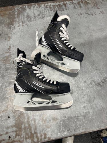 Used CCM 9040 Senior Hockey Skate Senior 4 11337-S000477447
