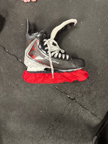 Size 10.5 Bauer fly 40 hockey skates with a pair of fly TI blades and a pair of fly x blades