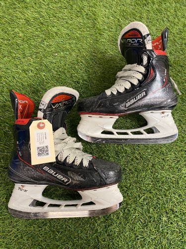 Junior Bauer Vapor 3X Pro Hockey Skates Extra Wide Width Size 2.5 (Used)