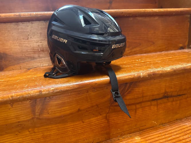 Medium Bauer Re-Akt 150 Helmet (New)