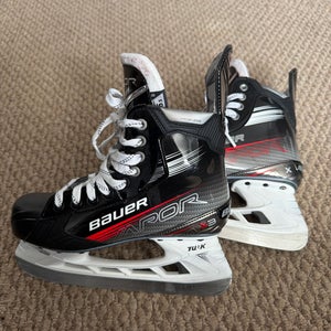2022 Bauer Vapor X3 Hockey Skates Regular Width Size 5.5 (Used)