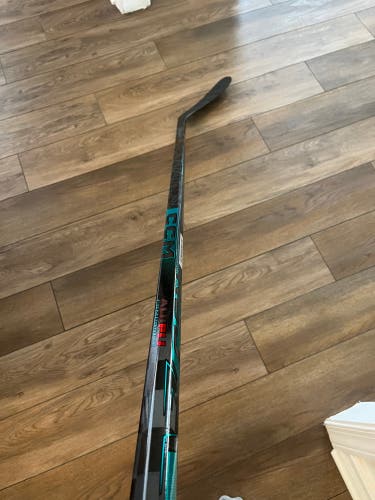 Senior CCM Vizion Right Handed Hockey Stick P29 85 Flex (New)