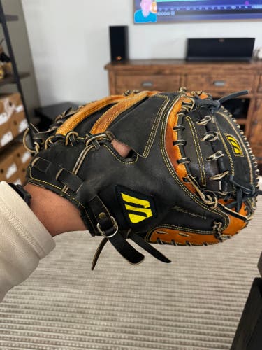 Mizuno Max Flex MZSC 35 (Used)