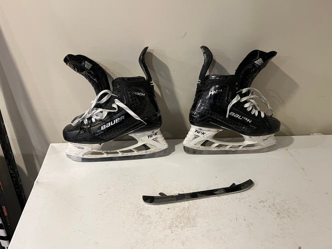 2023 Bauer Supreme Mach Hockey Skates Wide Width 7.5 (Used)
