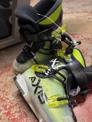 Mondo 23 & 23.5 Kid's Axis AX3 Ski Boots (Used)