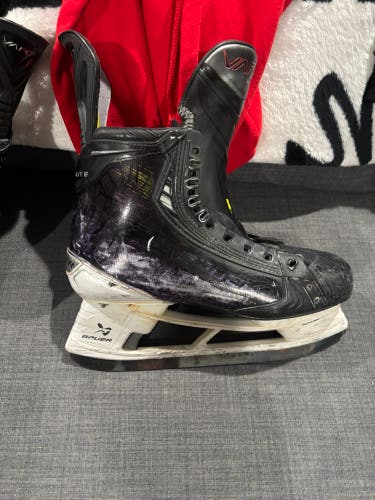 2023 Bauer Vapor Hyperlite 2 Hockey Skates Regular Width 10 (Used)