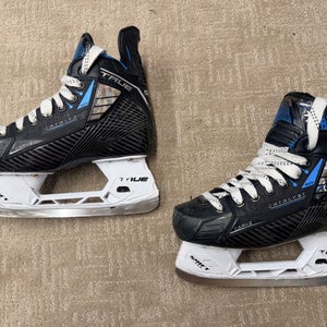 True Catalyst 5X4 Hockey Skates Regular Width Size 2.5 (Used)