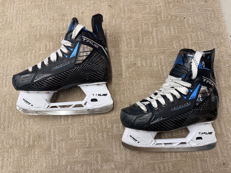 True Catalyst 5X4 Hockey Skates Regular Width Size 2.5 (Used)