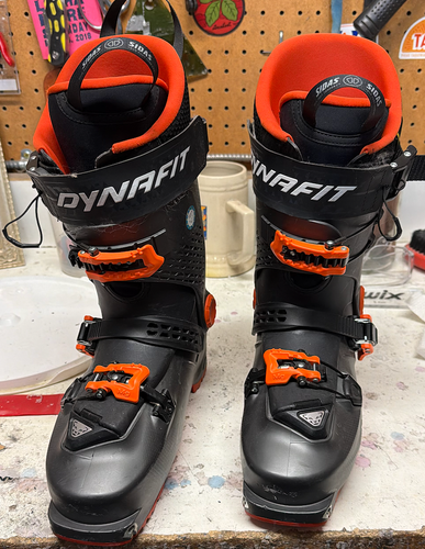 Mondo 26 & 26.5 Unisex Dynafit free 130 Ski Boots (Used)