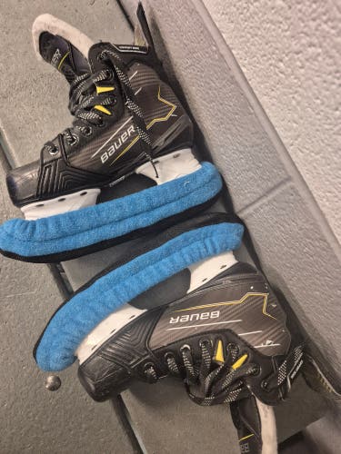 Bauer Supreme M40 Hockey Skates Extra Wide Width Size 2.5 (Used)