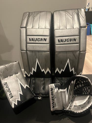 33" Vaughn V9 Regular Goalie Full Set (Used)