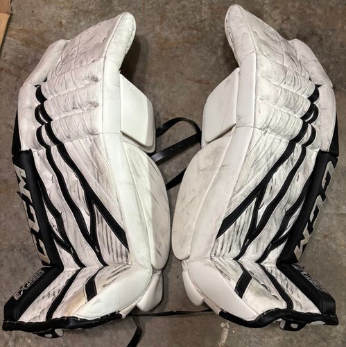 32" CCM Extreme Flex 4 Pro Goalie Leg Pads (Used)
