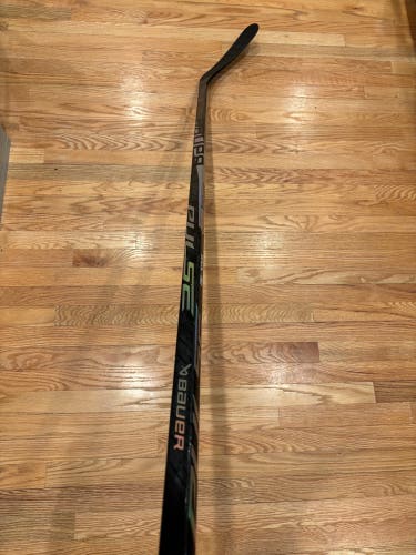 Senior Bauer Pulse Right Handed Hockey Stick P92 70 Flex (Used)