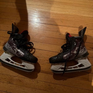 2021 Bauer Vapor Hyperlite Hockey Skates Regular Width 7 (Used)