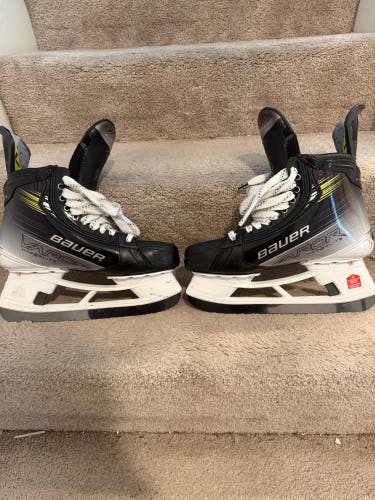 2023 Bauer Vapor Hyperlite 2 Hockey Skates Regular Width 9.5 (lightly Used)