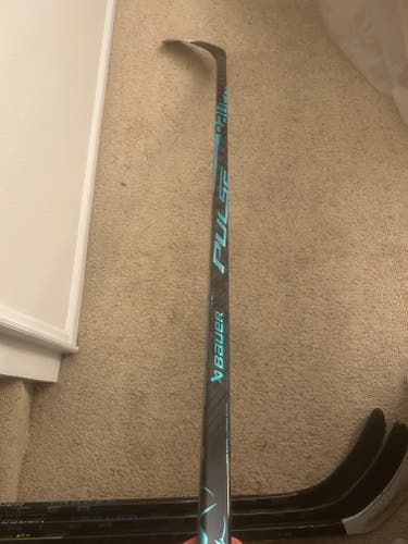 Senior Bauer Pulse Right Handed Hockey Stick P28 70 Flex (New)