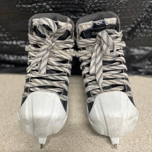 2010 Reebok goalie 10K Pump Hockey Skates Regular Width Size 4.5 (Used)