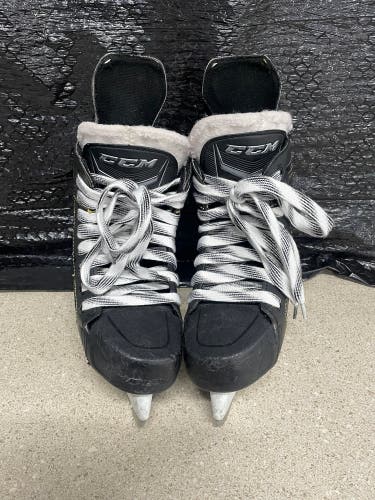 2018 CCM Tacks 9050 Hockey Skates Size 2 (Used)