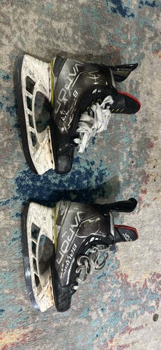 2021 Bauer Vapor Hyperlite Hockey Skates Wide Width 8.5 (Used)