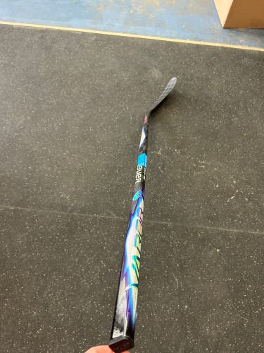 Junior Bauer Vapor FlyLite Right Handed Hockey Stick P28 40 Flex (New)