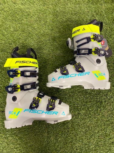 Mondo 25 & 25.5 Fischer RC4 MV Ski Boots Medium Flex (New)