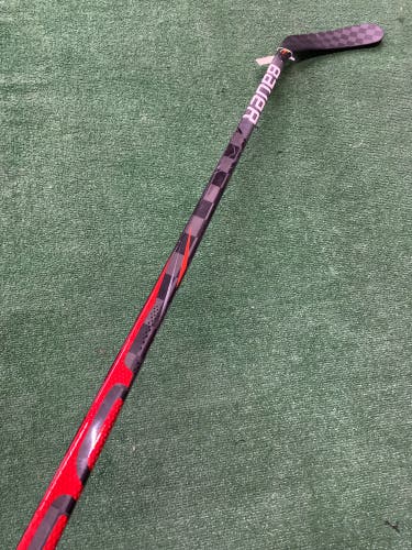 Intermediate Bauer Vapor FlyLite Hockey Stick Right Handed P92M 65 Flex (Used)
