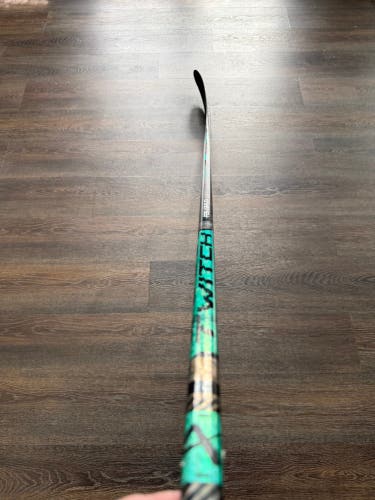 Intermediate Bauer Twitch Right Handed Hockey Stick P28 65 Flex (Used)