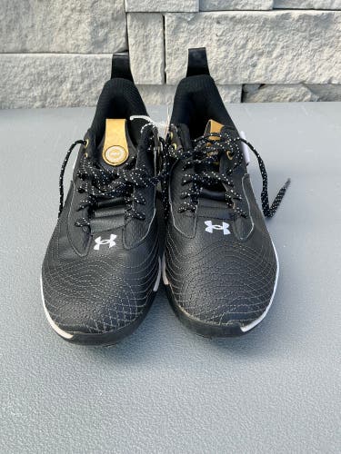Black Kid's Size 4Y Under Armour Cleats (Used)