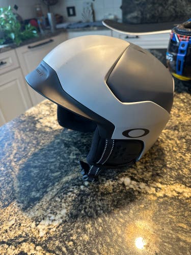 Unisex Medium Oakley Mod 5 Helmet (New)