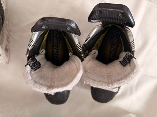 Bauer Supreme M5 Pro Hockey Skates Regular Width Size 4.5 (Used)