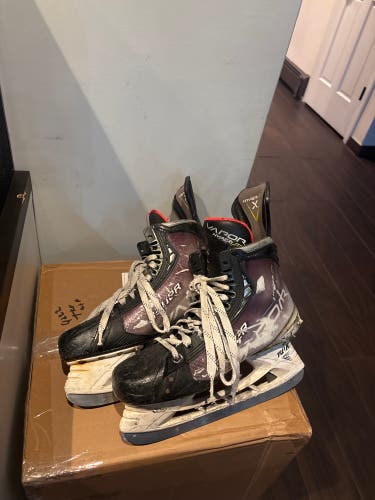 2021 Bauer Vapor Hyperlite Hockey Skates Regular Width 10 (Used)