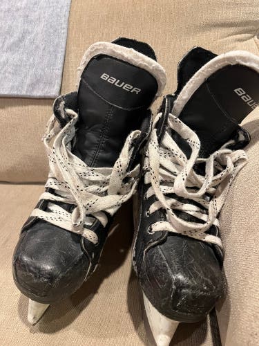 Bauer Supreme Hockey Skates Regular Width 6 (Used)