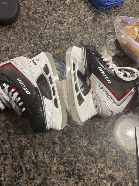 2025 Bauer Vapor Fly40 Hockey Skates Regular Width 9 (New)