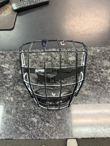 Bauer lll Facemask I2 Medium (Used-Like new)