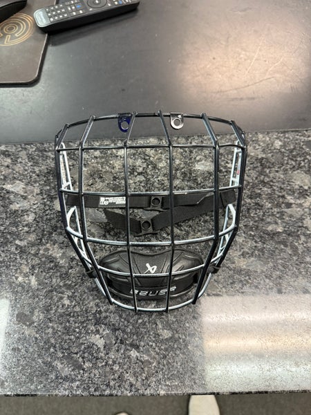 Bauer lll Facemask I2 Medium (Used-Like new)