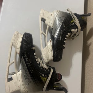2023 Bauer Vapor Hyperlite 2 Hockey Skates Wide Width 9 (Used)
