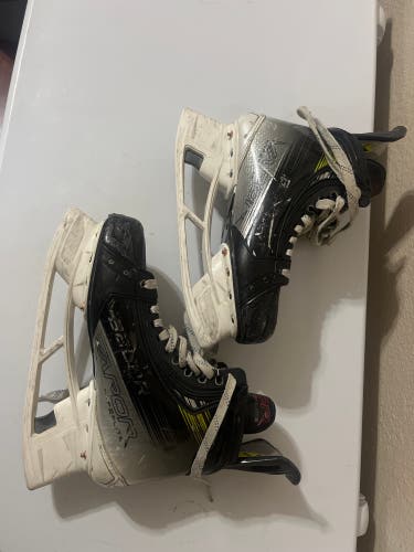 2023 Bauer Vapor Hyperlite 2 Hockey Skates Wide Width 9 (Used)