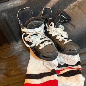 Winnwell Hockey Skates Regular Width Size 4 (Used)