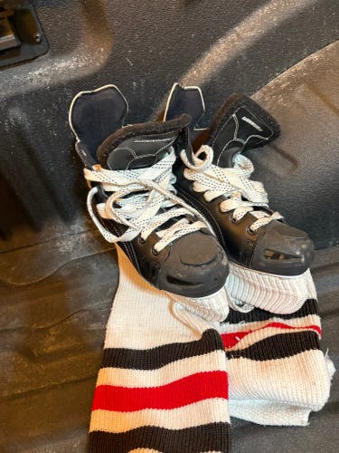 Winnwell Hockey Skates Regular Width Size 4 (Used)