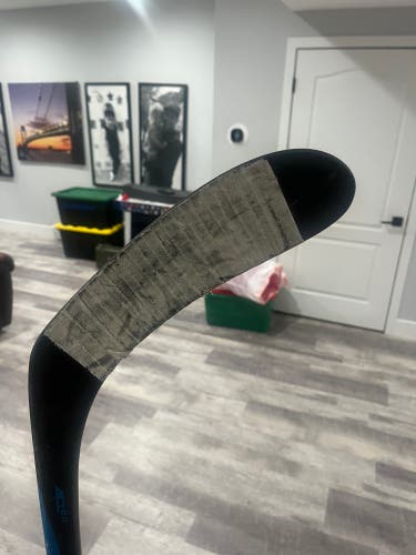 Senior Bauer Nexus Sync Right Handed Hockey Stick P28 77 Flex (Used)