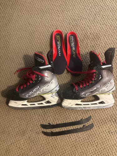 2021 Bauer Vapor Hyperlite Hockey Skates Regular Width 6 (Used)