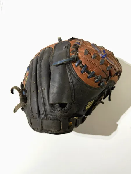 Wilson A1861 PRO-20 Fully Broken In 32.75” Baseball Catchers Mitt Right Throw