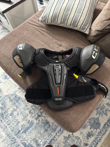Men's Medium Senior CCM Tacks Shoulder Pads (New)
