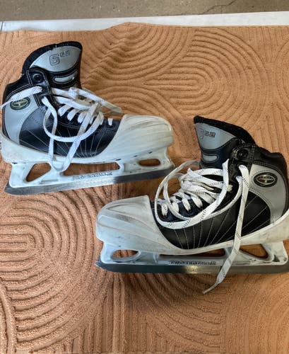 Senior CCM 652 Super Tacks Hockey Goalie Skates Regular Width 10.5 (Used)
